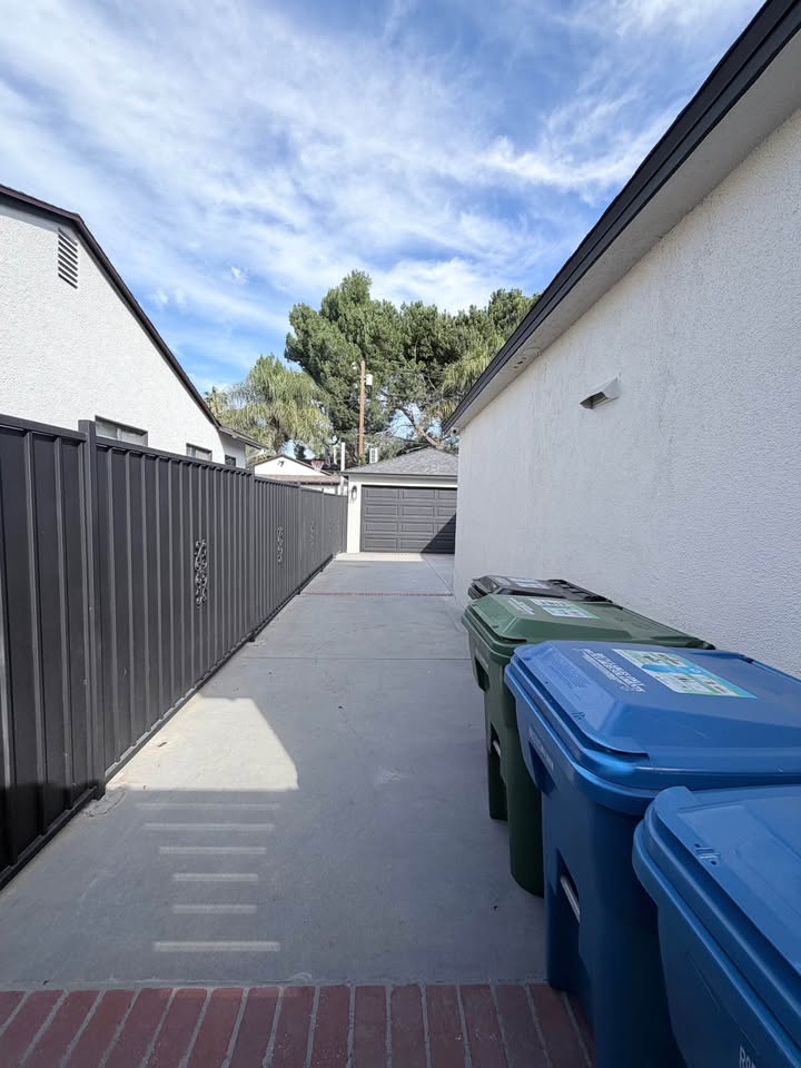 5 Beds 3.5 Baths - House