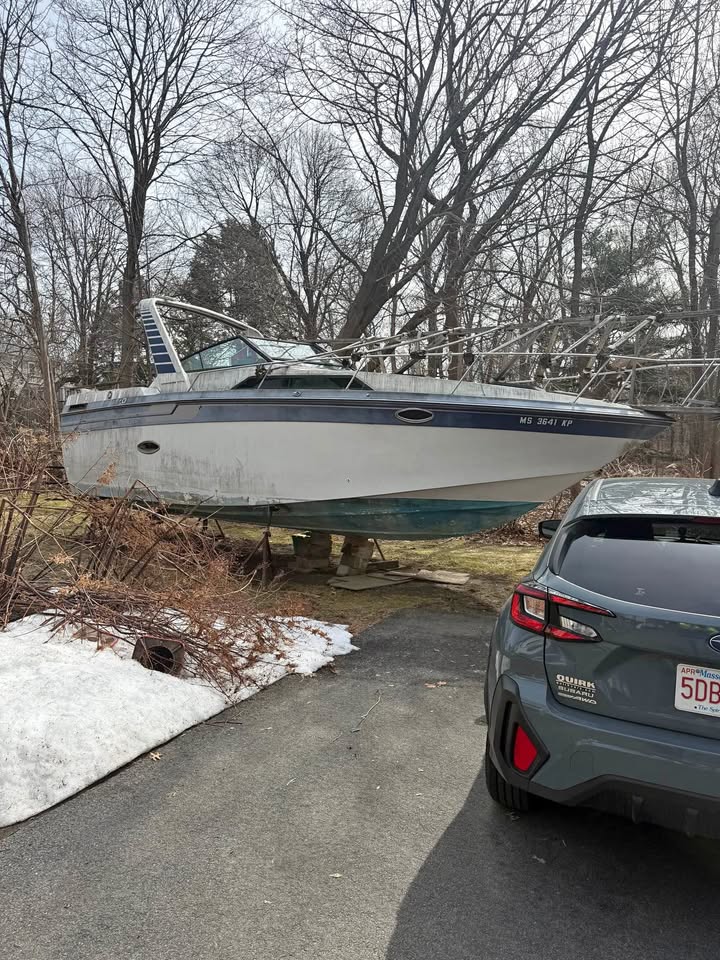 Free 1987 27 foot regal Commodore 277 XL twin 205 Merc cruiser water cooled needs lots of extra part