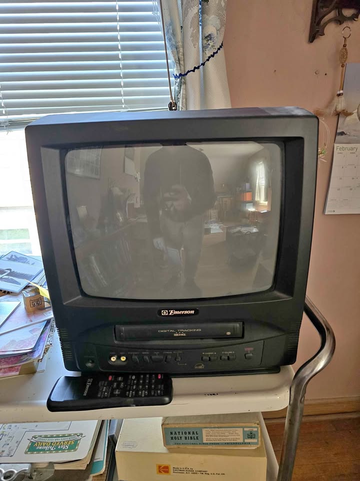 Vintage Emerson 13" TV VCR combo working VCR with remote and manual. (Broken antenna)