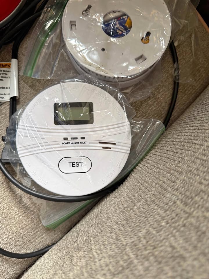 3 units Carbon monoxide detector and smoke detector