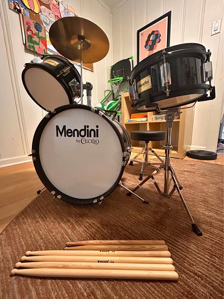 Three-piece Mendini junior drum set